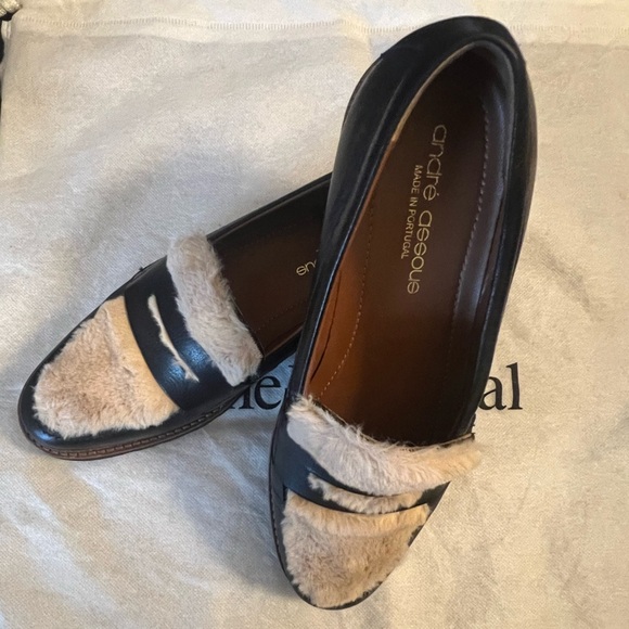 Andre Assous Black Leather “Porsha” Loafer topped with faux fur shearling - Picture 5 of 9